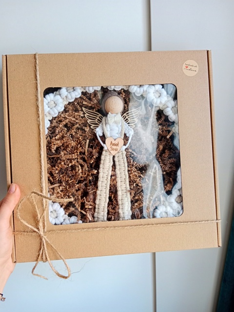 Anioł stróż chłopiec-biel