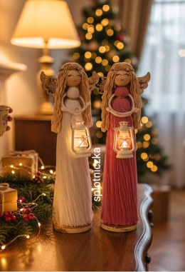 Stojący Anioł z latarnią